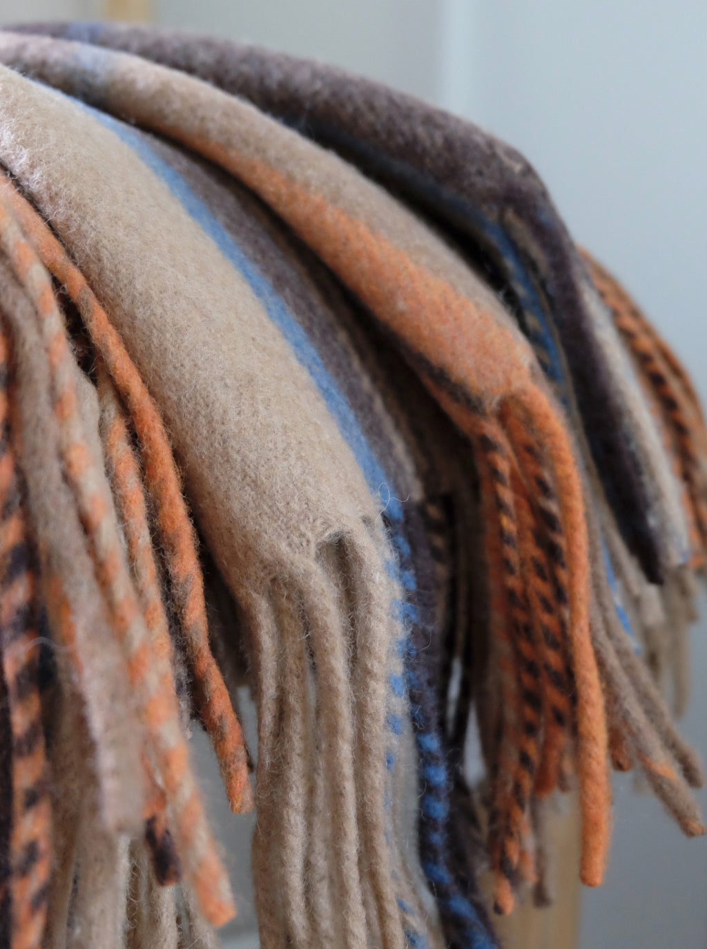Torkkupeitto Naturel yksityiskohta – BELPO tartan-ruutu villa reunaviimeistely beige oranssi ruskea