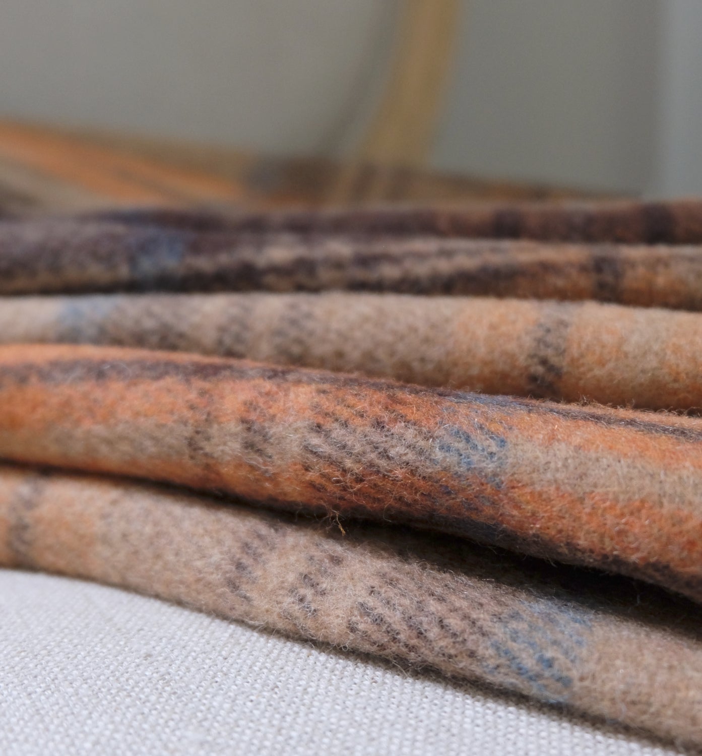 Torkkupeitto Naturel lähikuva – beige oranssi ruskea tartan-ruutukuvio kierrätetty villa tekstuuri detalji