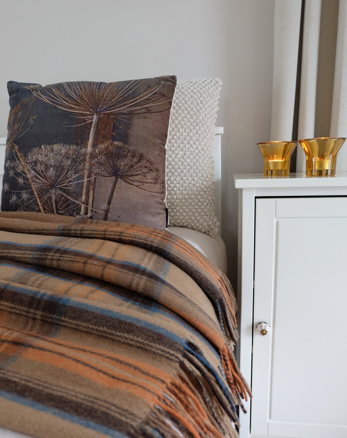 Torkkupeitto Naturel käytössä – beige oranssi ruskea kierrätetty villaviltti sänky sisustus