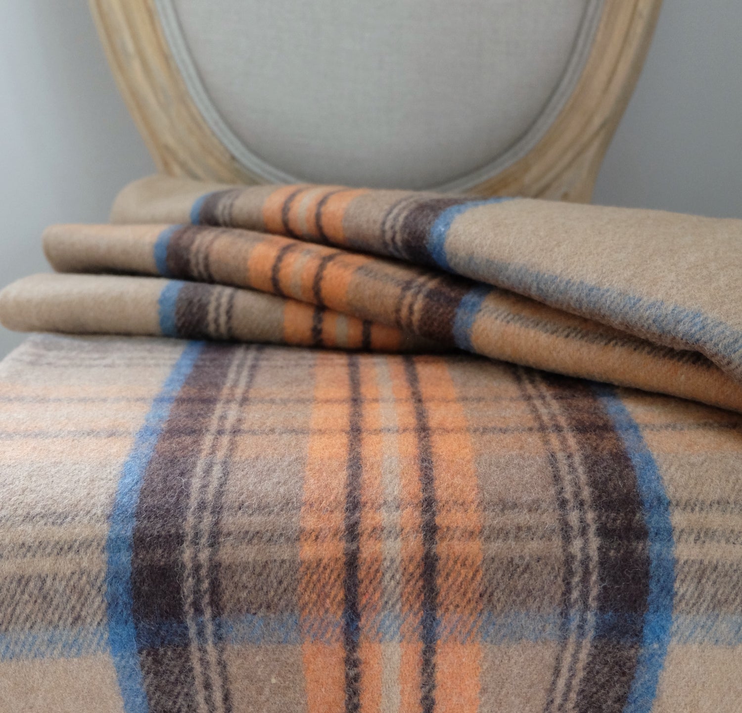 Torkkupeitto Naturel taitettuna – beige/oranssi/ruskea viltti tartan-ruutu 180 × 150 cm