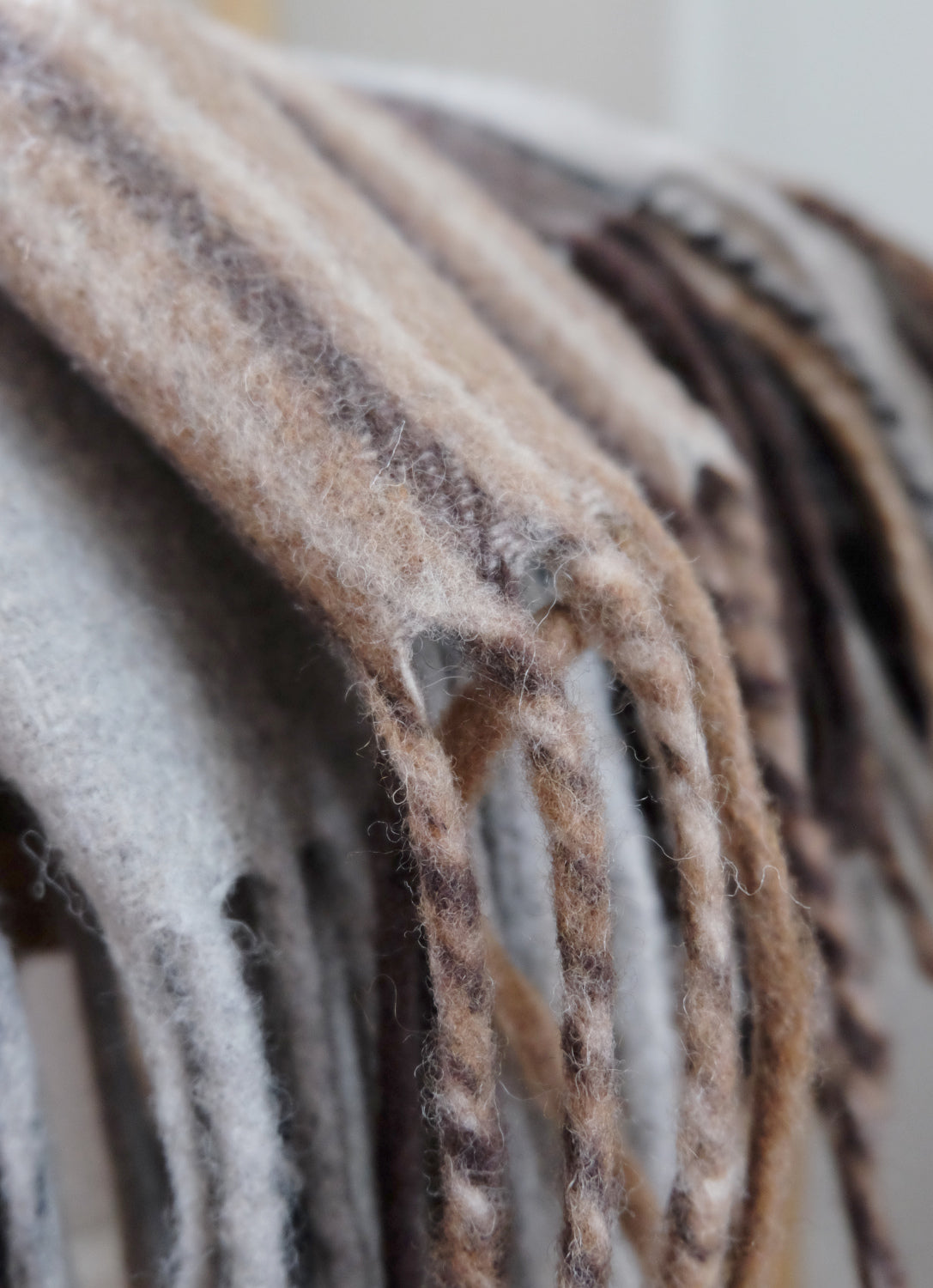 Torkkupeitto MacKellar lähikuva – beige ruskea tartan-ruutukuvio kierrätetty villa tekstuuri detalji