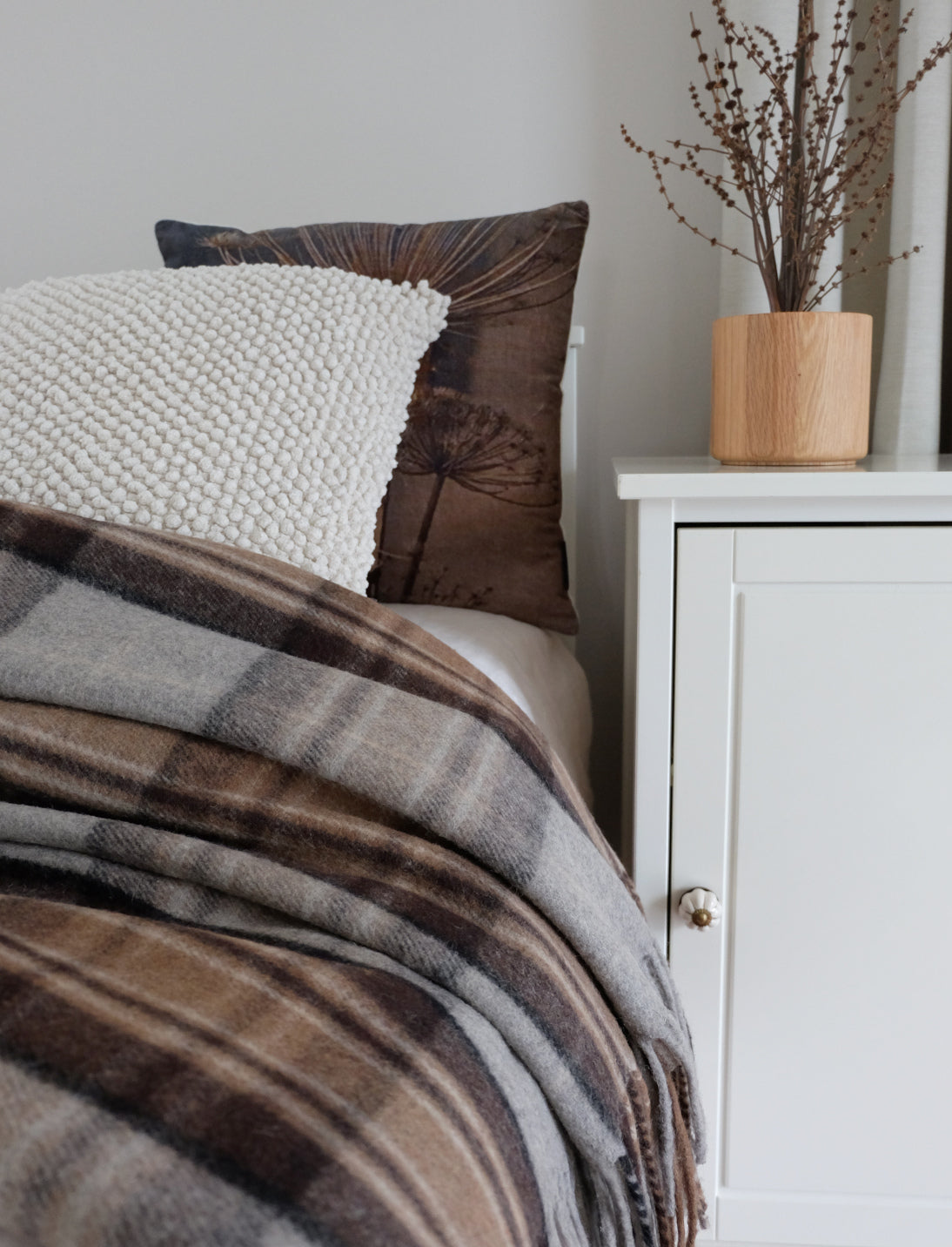 Torkkupeitto MacKellar käytössä – beige ruskea kierrätetty villaviltti sänky sisustus