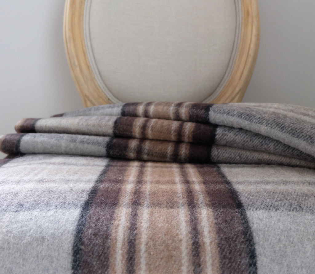 Torkkupeitto MacKellar taitettuna – beige/ruskea viltti tartan-ruutu 180 × 150 cm