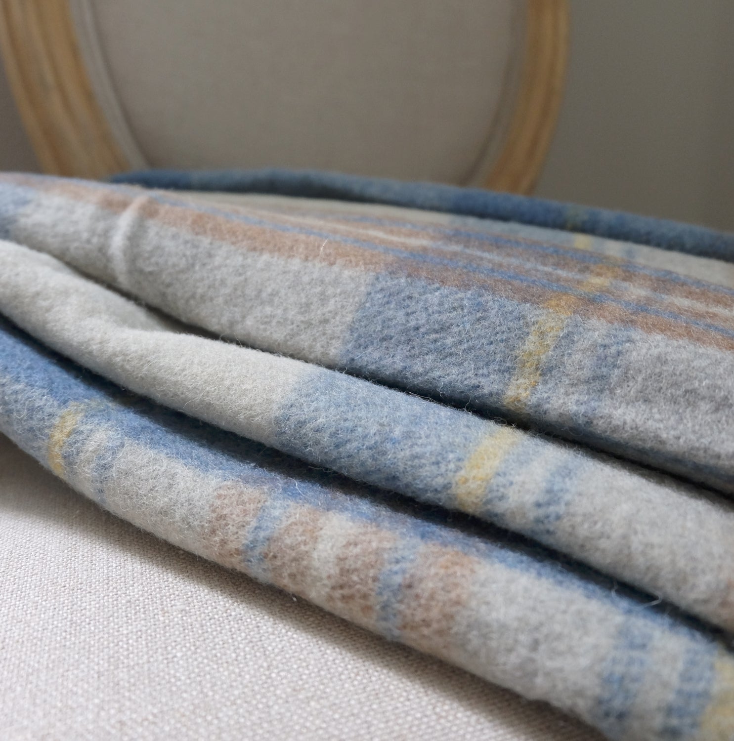 Torkkupeitto Stewart taitettuna tuolilla lähikuva – beige/sininen/ruskea viltti tartan-ruutu 180 × 150 cm