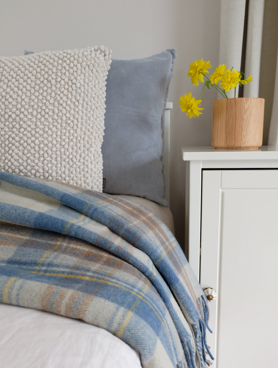 Torkkupeitto Stewart käytössä – beige sininen ruskea kierrätetty villaviltti sänky sisustus