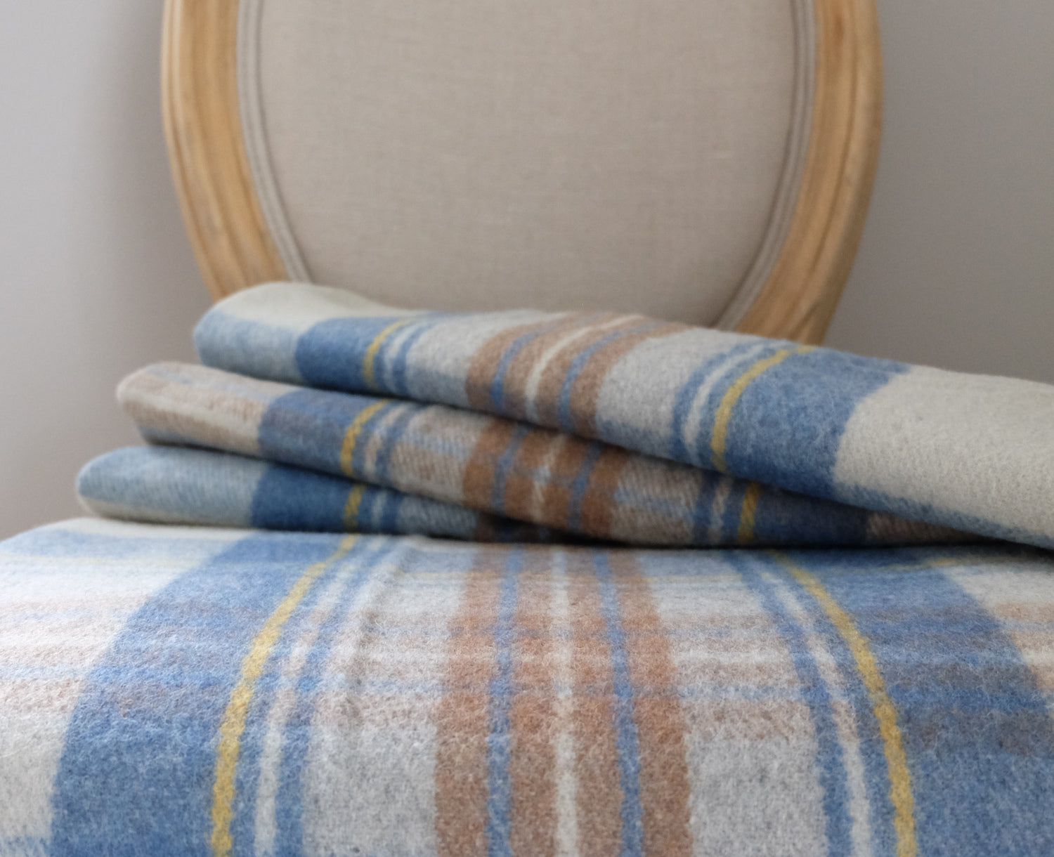 Torkkupeitto Stewart lähikuva – beige sininen ruskea tartan-ruutukuvio kierrätetty villa tekstuuri detalji