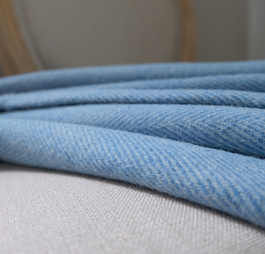 Torkkupeitto Herringbone Blue lähikuva – sininen kalanruotokuvio kierrätetty villa tekstuuri detalji