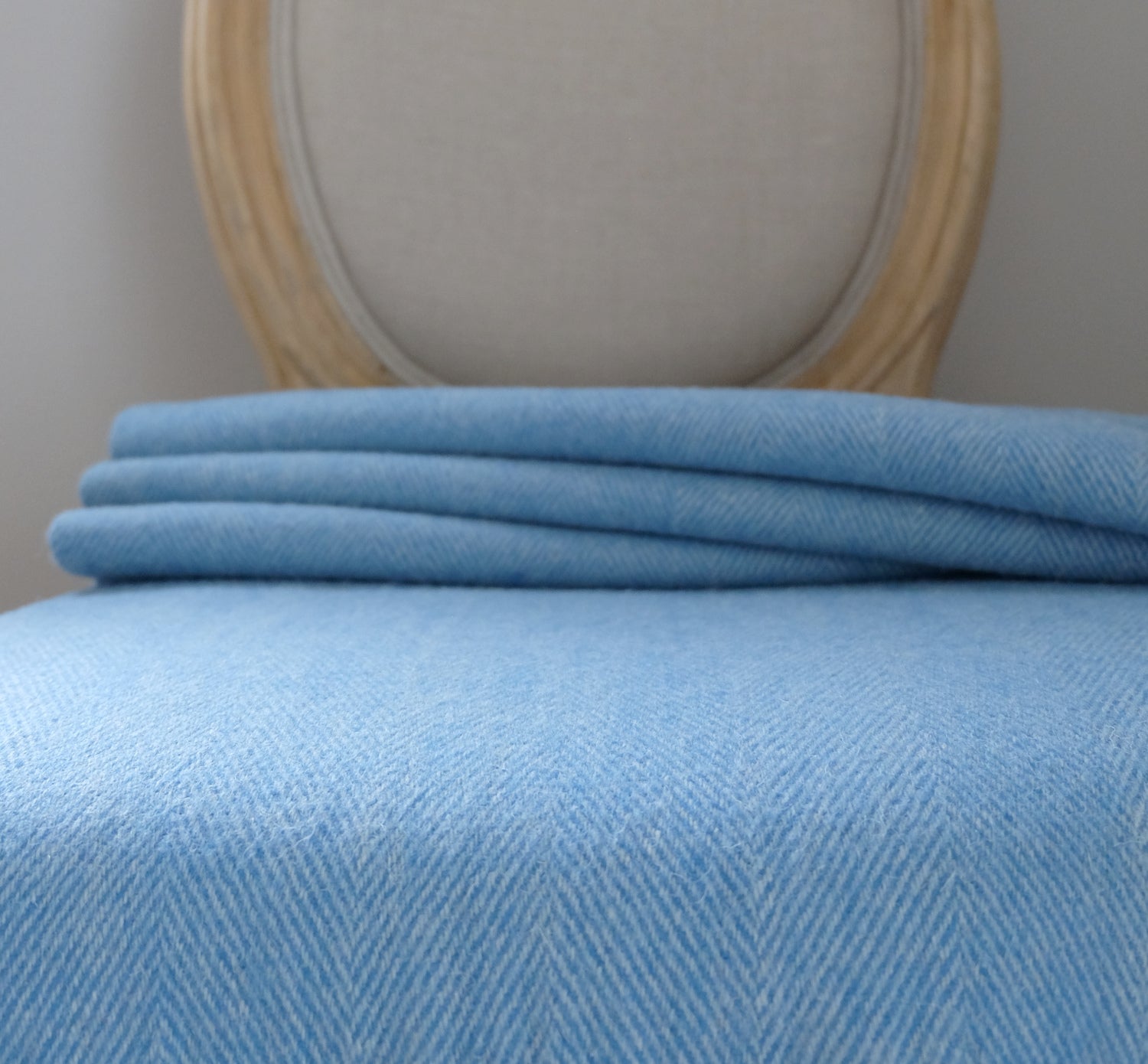 Torkkupeitto Herringbone Blue taitettuna – sininen viltti kalanruotokuvio 180 × 155 cm