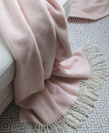 Torkkupeitto Milano vaaleanpunainen – 200 × 140 cm, 90 % merinovillaa 10 % kashmirvillaa, MoST Blankets, Ukraina