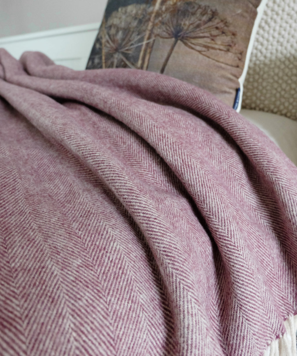 Torkkupeitto Herringbone Purple käytössä – violetti kierrätetty villaviltti sänky sisustus