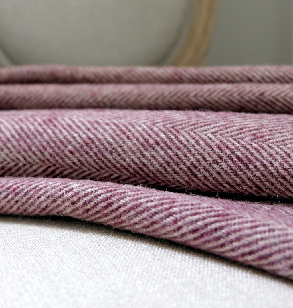 Torkkupeitto Herringbone Purple lähikuva – violetti kalanruotokuvio kierrätetty villa tekstuuri detalji