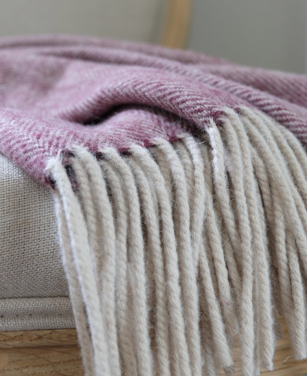 Torkkupeitto Herringbone Purple yksityiskohta – BELPO violetti kalanruotokuvio villa reunaviimeistely