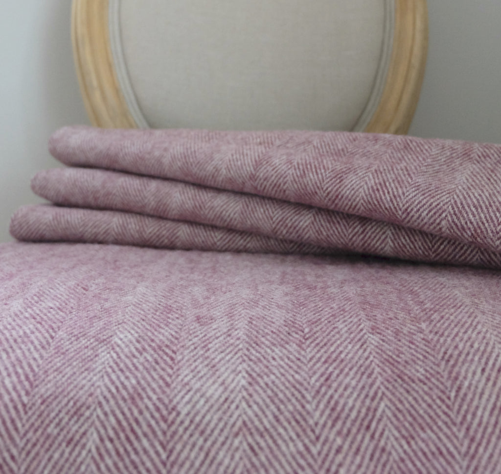 Torkkupeitto Herringbone Purple taitettuna – violetti viltti kalanruotokuvio 180 × 145 cm