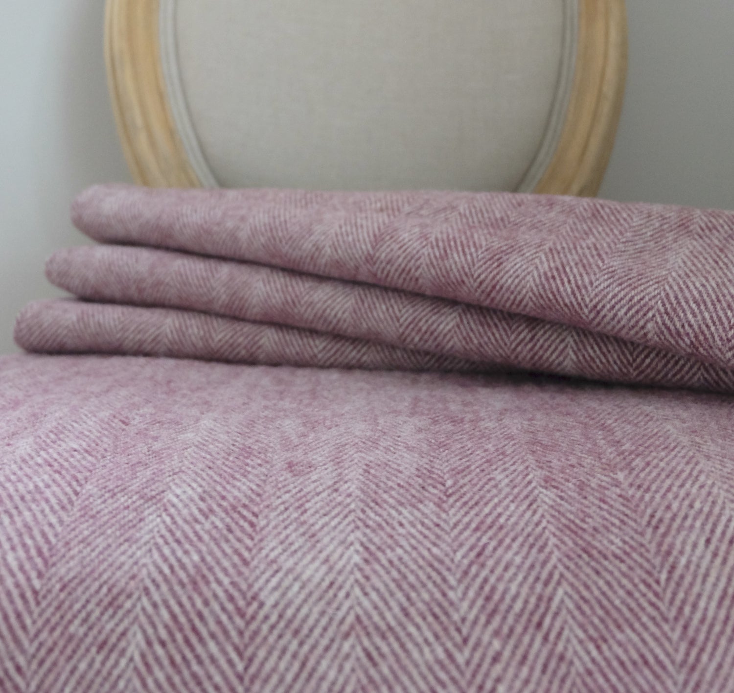 Torkkupeitto Herringbone Purple taitettuna – violetti viltti kalanruotokuvio 180 × 145 cm