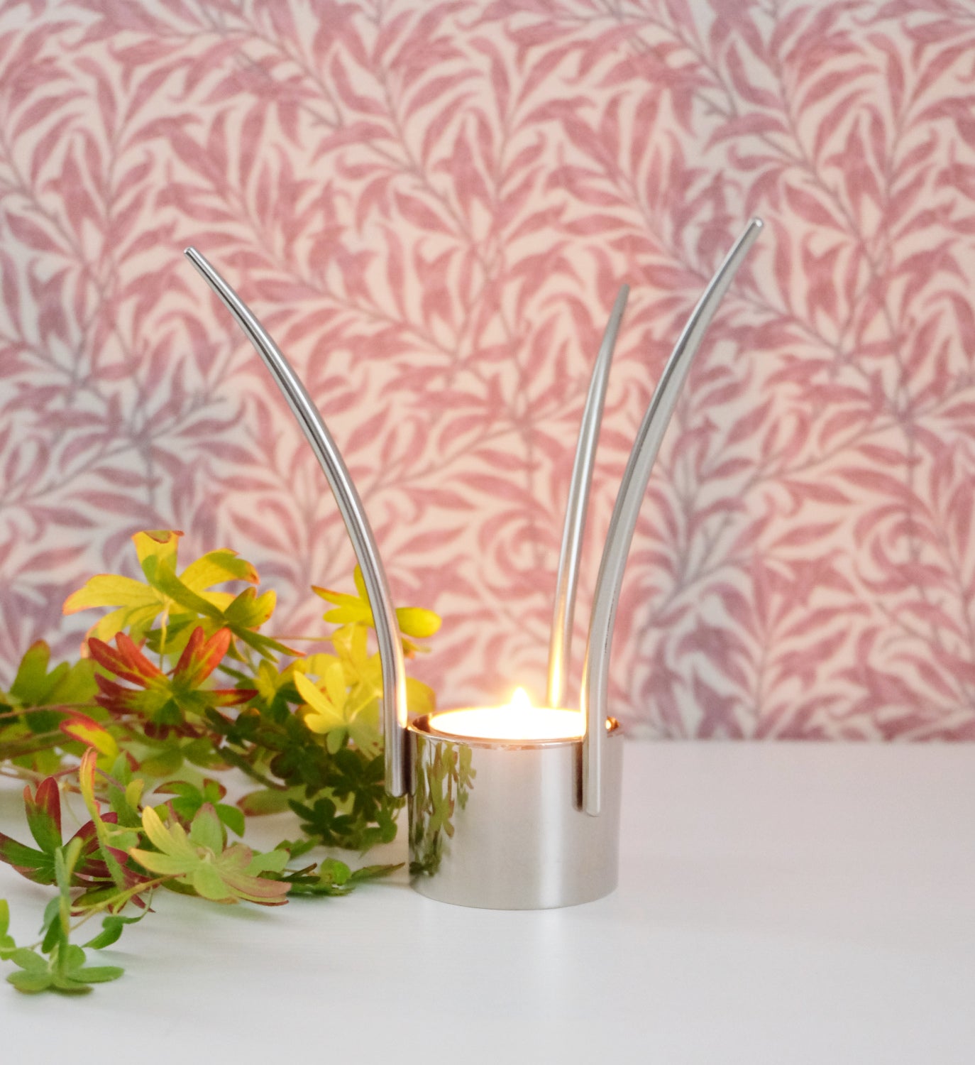 Kynttilänjalka Up-side-down ylösalasin – teräskynttilänjalka jalat ylöspäin käyttötapa