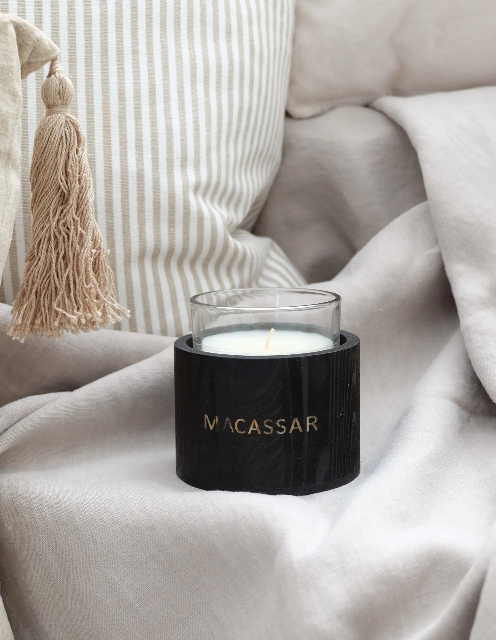 Tuoksukynttilä Macassar lasikupissa mustalla puutelineellä – paloaika 20 h