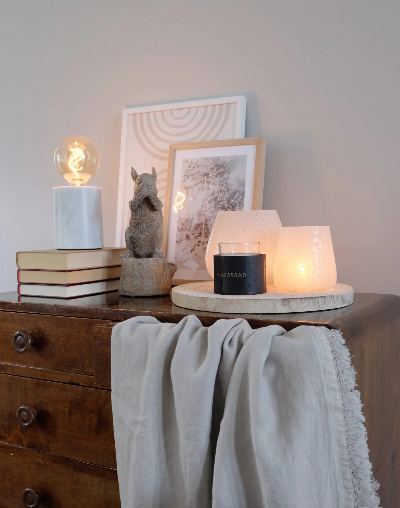 Macassar-kynttilä pöytäasetelmassa – tunnelmallinen sisustuskoriste