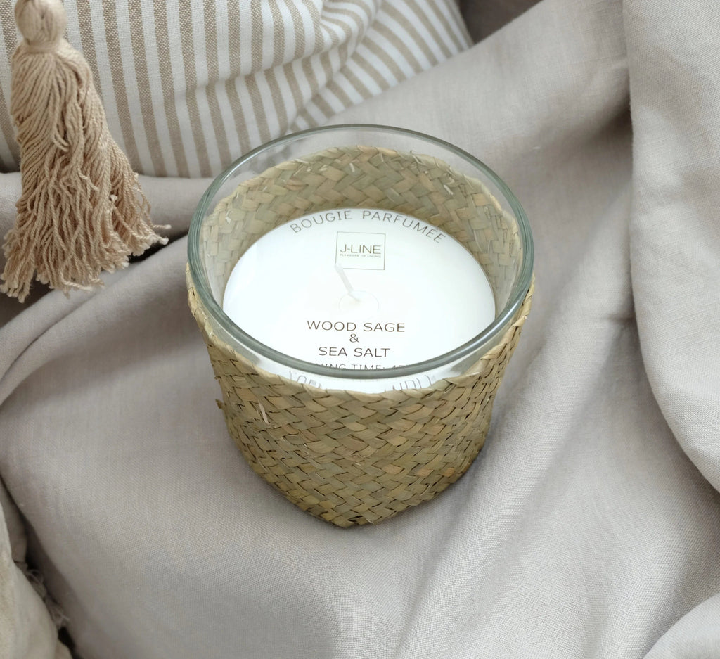 Tuoksukynttilä Sansibar kaislatelineessä – wood sage & sea salt, paloaika 45 h