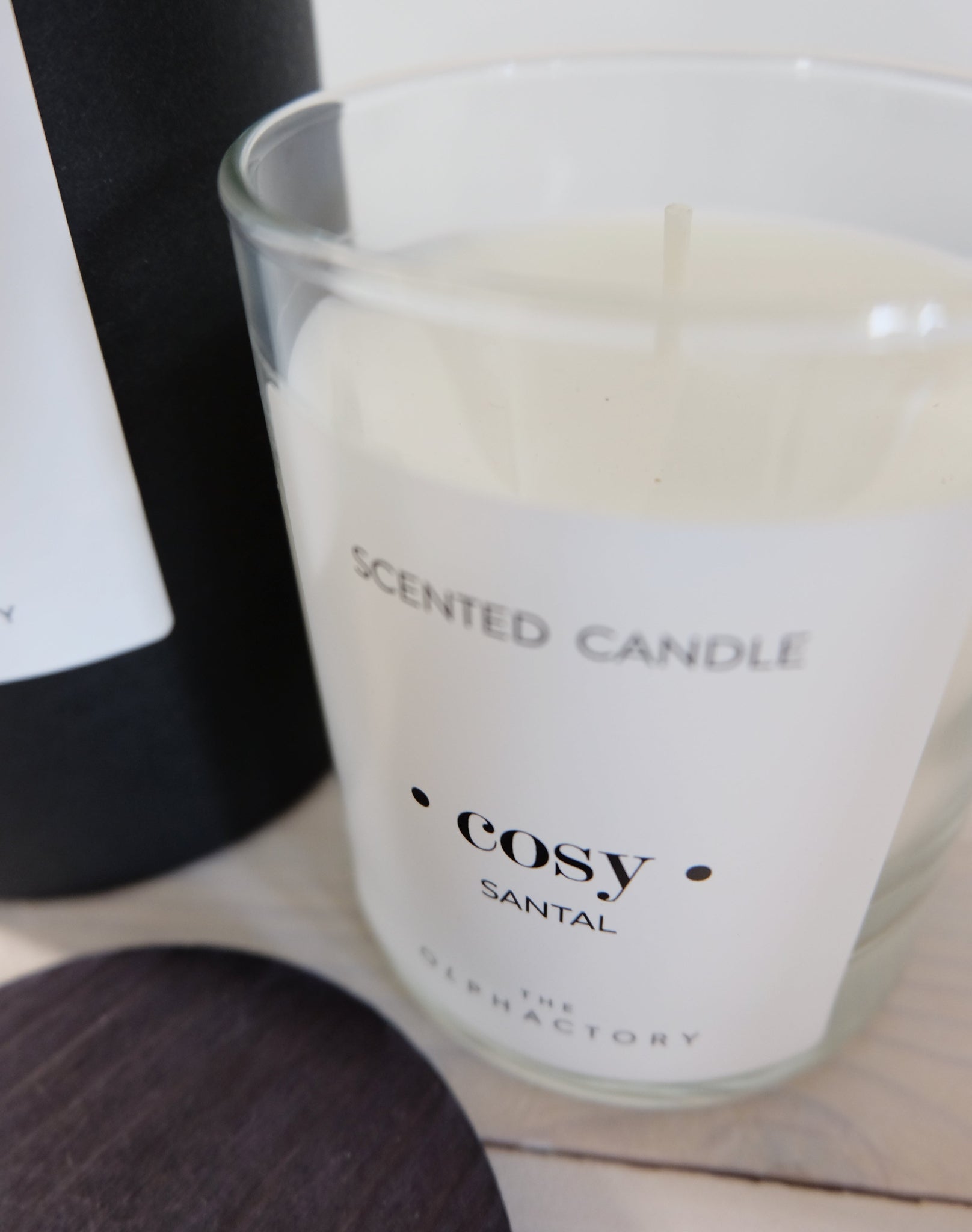 Lähikuva Cosy-kynttilän mustasta kannesta ja lasista – kasvivahakynttilä detalji