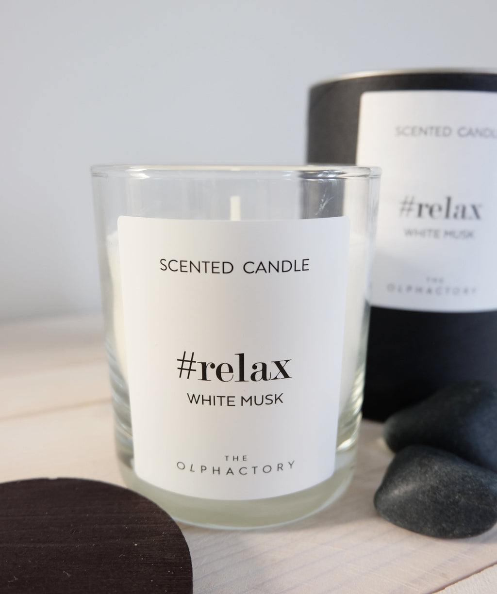 Relax White Musk -kynttilä lähikuvassa – The Olphactory tuoksukynttilä"