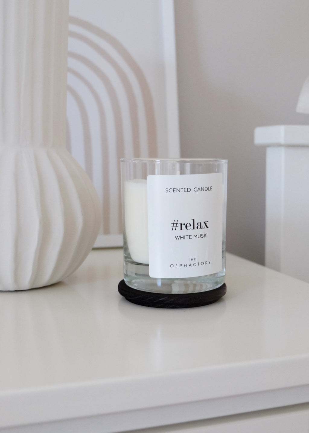 Tuoksukynttilä Relax White Musk kasvivahasta – Ø8 cm, korkeus 9,8 cm, 40 h, The Olphactory