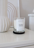 Tuoksukynttilä Relax White Musk kasvivahasta – Ø8 cm, korkeus 9,8 cm, 40 h, The Olphactory