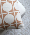 Jacquard-neulottu sisustustyynynpäällinen Don ruskea/valkoinen – 48 × 48 cm, harjattu puuvilla, graafinen kuvio, Funky Doris