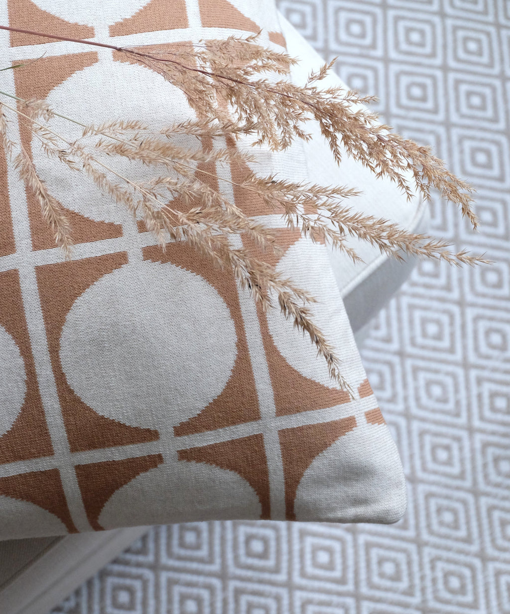 Sisustustyynynpäällinen Don edestä – ruskea valkoinen graafinen jacquard-kuvio puuvilla