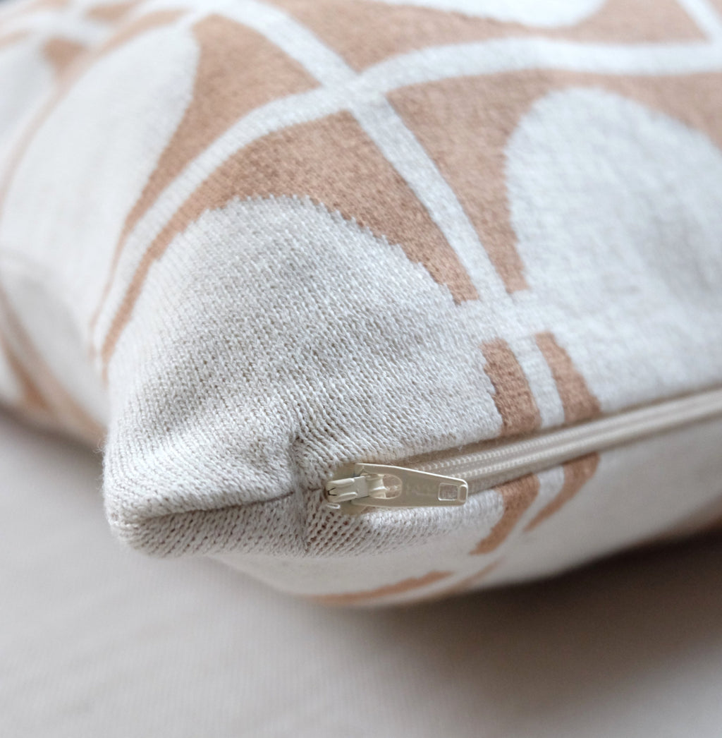 Sisututyynynpäällinen Don sivulta – vetoketju sivusaumassa puuvillainen tyynynpäällinen