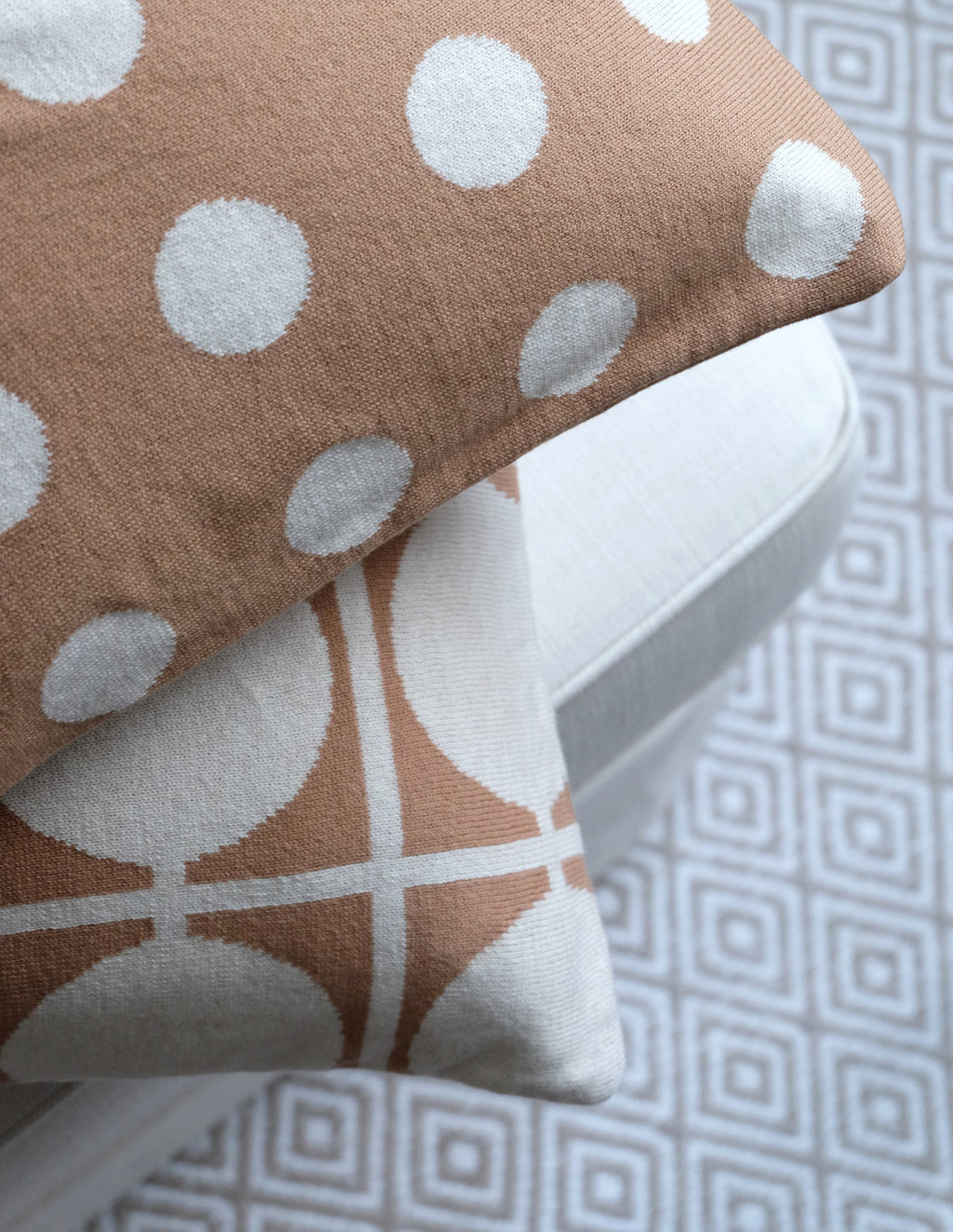 Tyynynpäällinen Astrid sisustuksessa Don tyynyn kanssa – jacquard-neulottu puuvillainen tyynynpäällinen kodin tekstiili