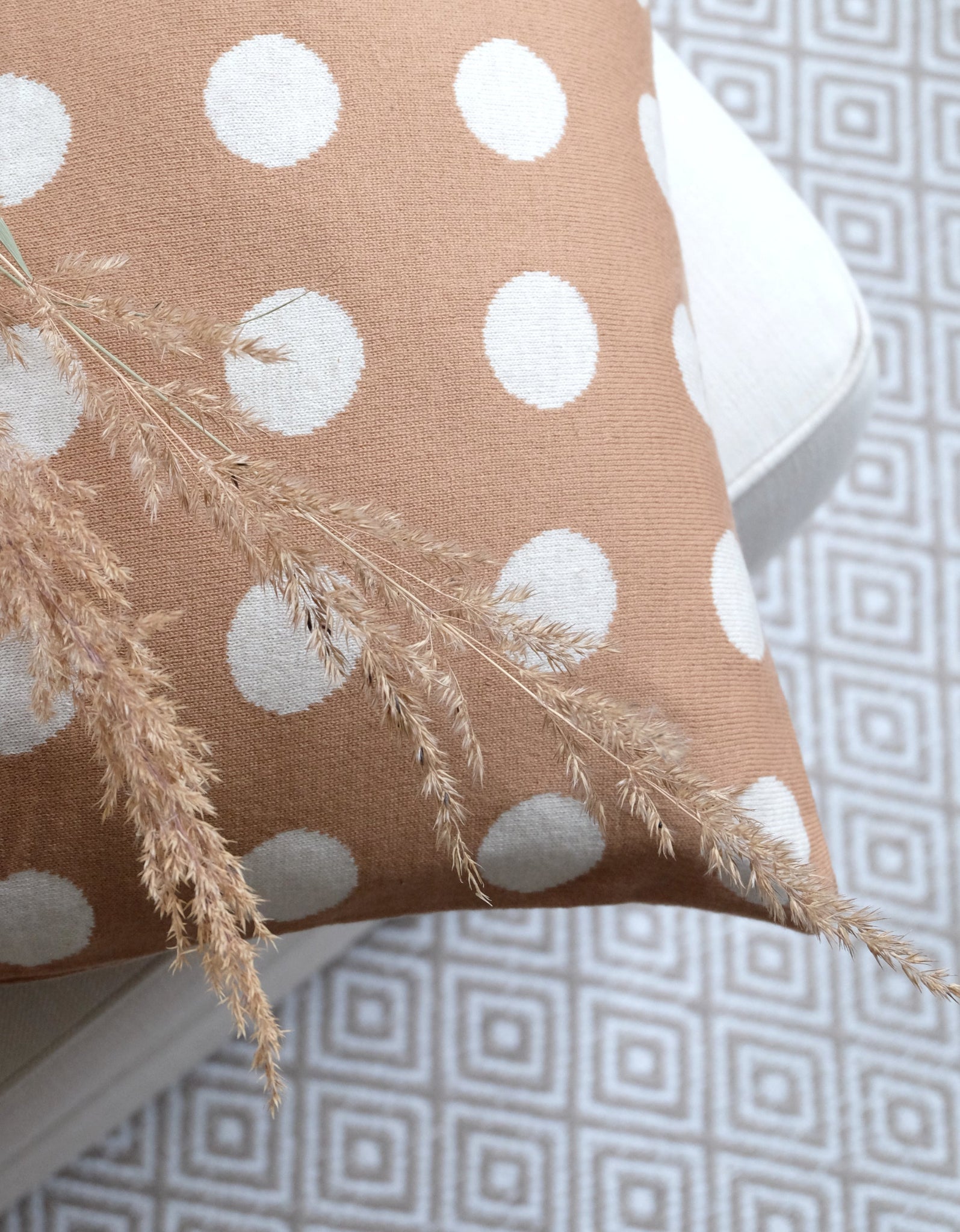 Kuva 1 (pääkuva): Tyynynpäällinen Astrid ruskea valkoinen – jacquard-neulottu puuvillainen sisustustyynynpäällinen, pallokuvio, 48 × 48 cm, Funky Doris