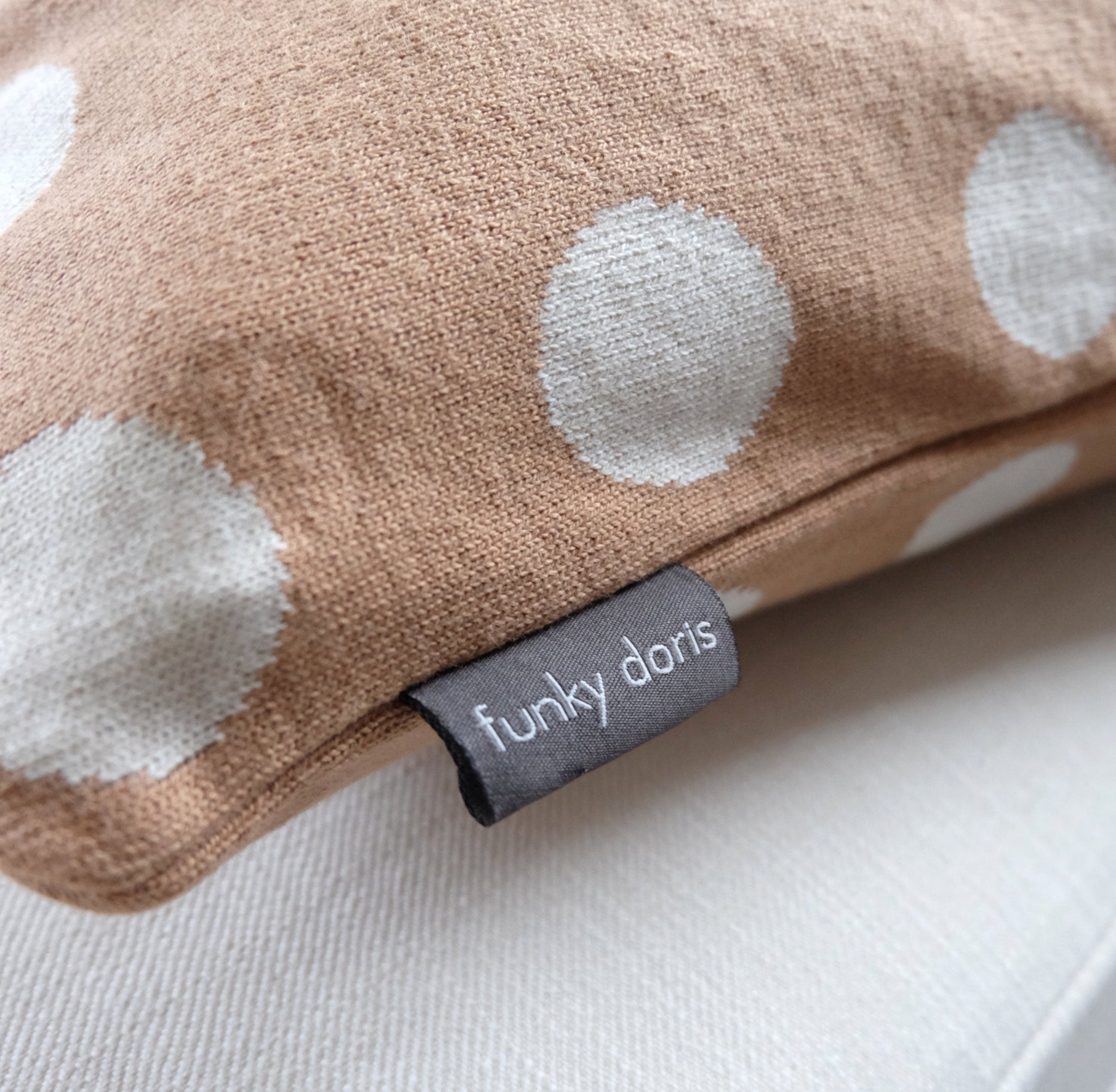 Tyynynpäällinen Astrid lähikuva – jacquard pallokuvio harjattu puuvilla tekstuuri detalji