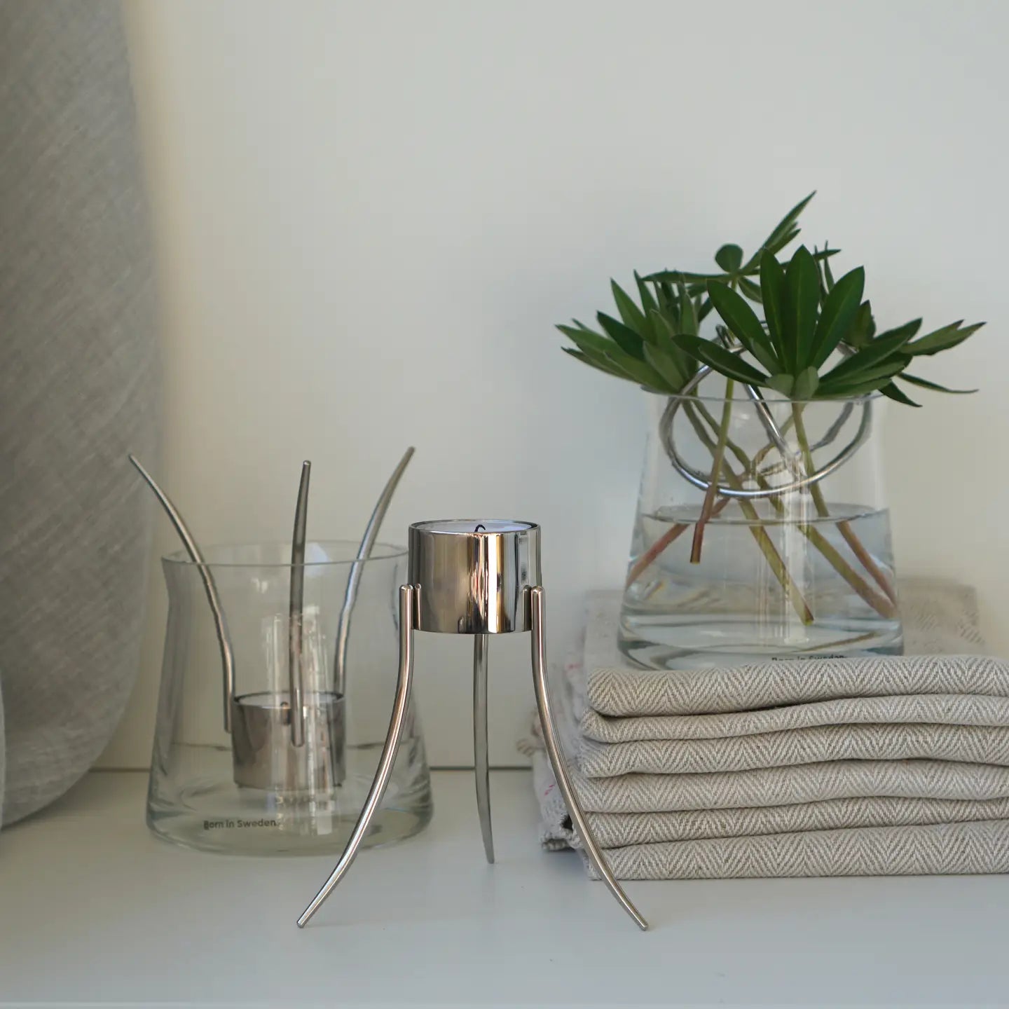 Kynttilänjalka Up-side-down sisustuksessa – kiillotettu teräs kynttilänjalka kolme käyttötapaa kodin sisustus