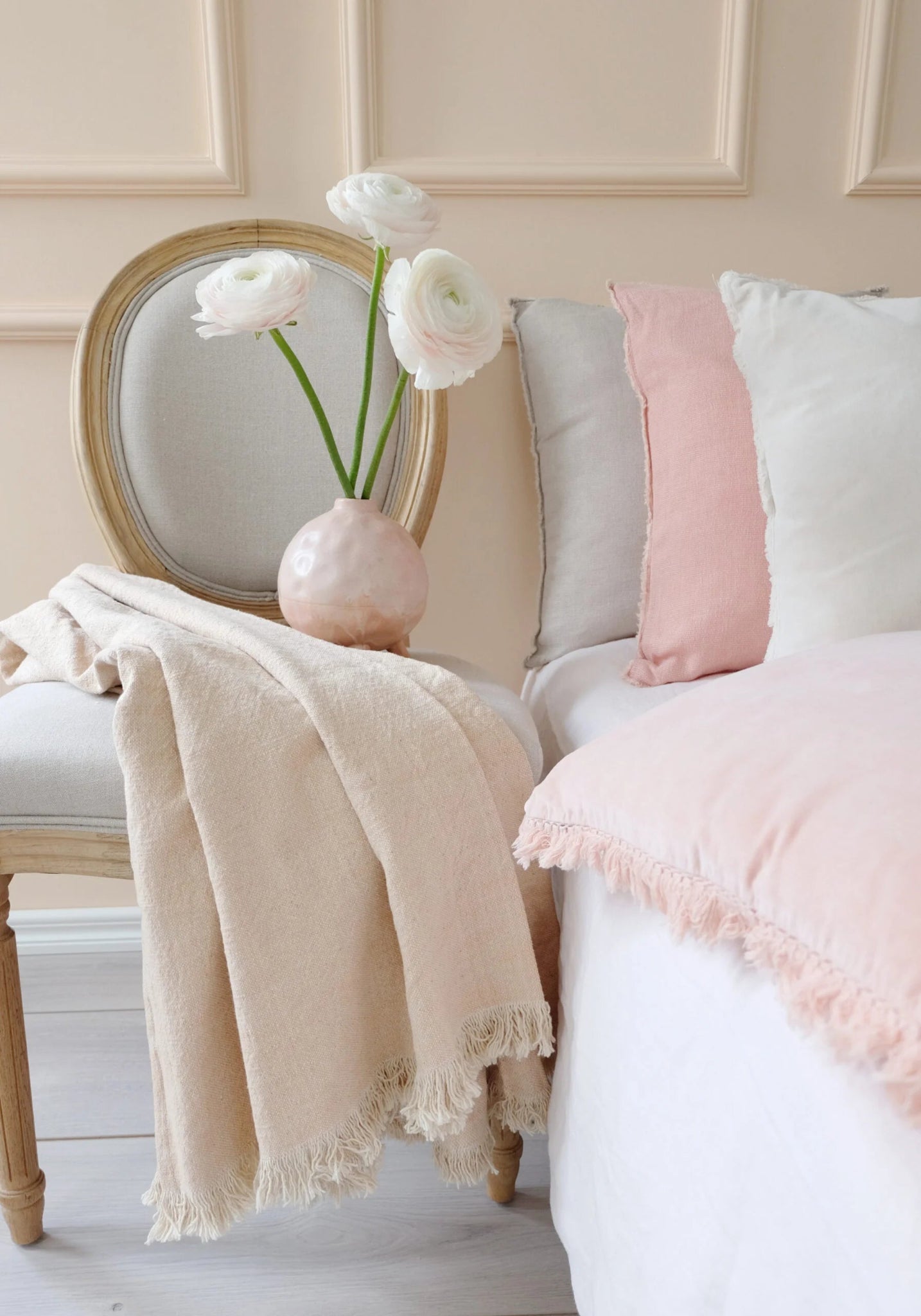 Manta-maljakko kukkakimpun kanssa – vaaleanpunainen keraaminen maljakko sisustuksessa