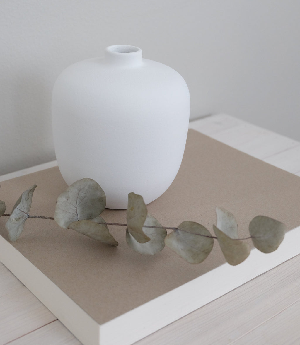 Valkoinen käsinvalmistettu mattapintainen keramiikkamaljakko Blanc 05 – korkeus 13 cm, halkaisija 9 cm, o cactuu, Portugali