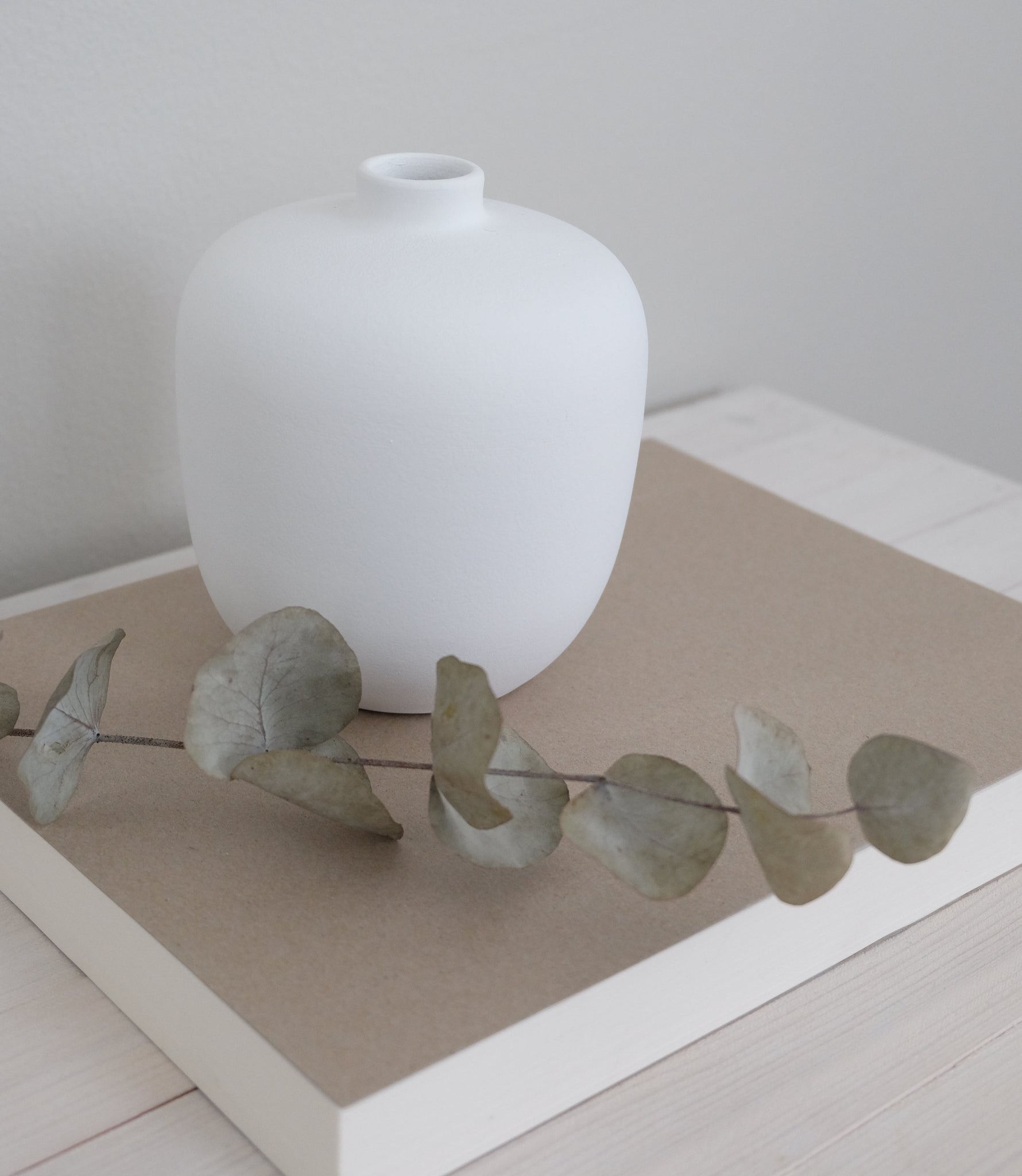 Valkoinen käsinvalmistettu mattapintainen keramiikkamaljakko Blanc 05 – korkeus 13 cm, halkaisija 9 cm, o cactuu, Portugali