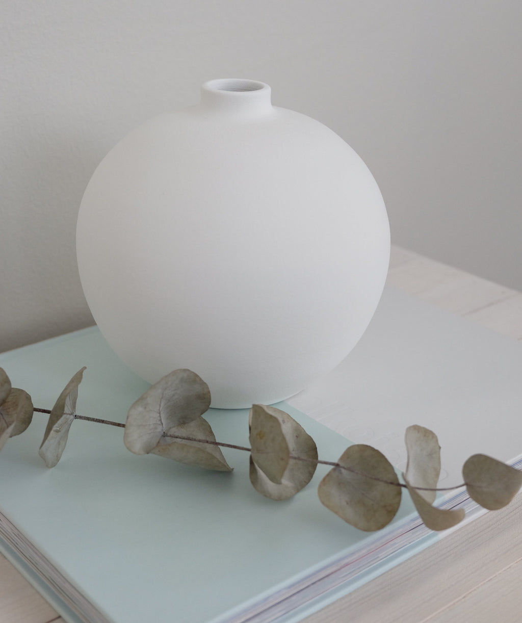 Valkoinen käsinvalmistettu mattapintainen keramiikkamaljakko Blanc 03 – korkeus 16 cm, halkaisija 16 cm, o cactuu, Portugali