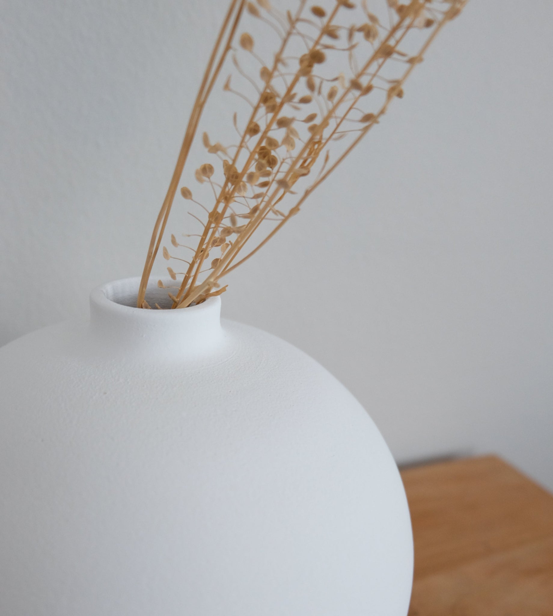 Lähikuva Blanc 03 -maljakon mattapinnasta – valkoinen keramiikka käsinvalmistus tekstuuri