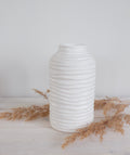 uonnonvalkoinen keraaminen maljakko Ripple aaltokuviolla – Ø8 cm, korkeus 15 cm, G. Wurm