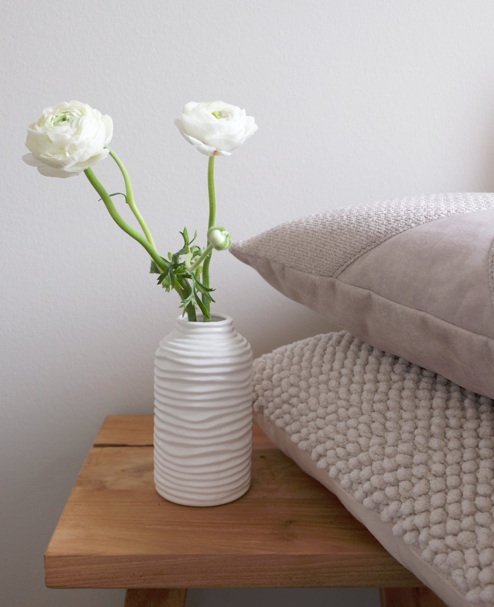 Jumbo Dots -tyyny jakkaralla – luonnonvalkoinen kohopistekuvioinen sisustustyyny osana sisustusta