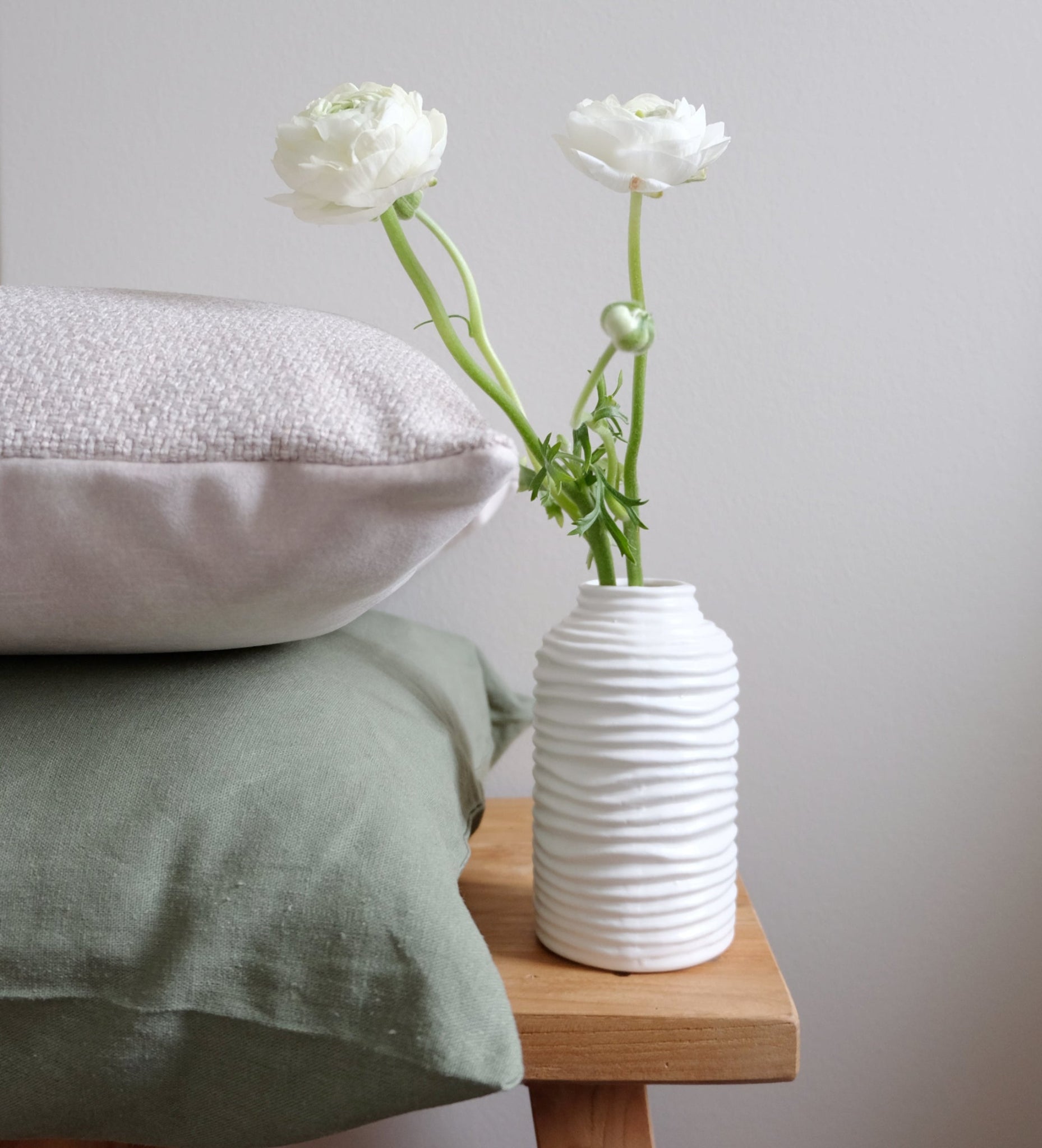 Lähikuva Aria-tyynyn sivusta – beige sametti detalji