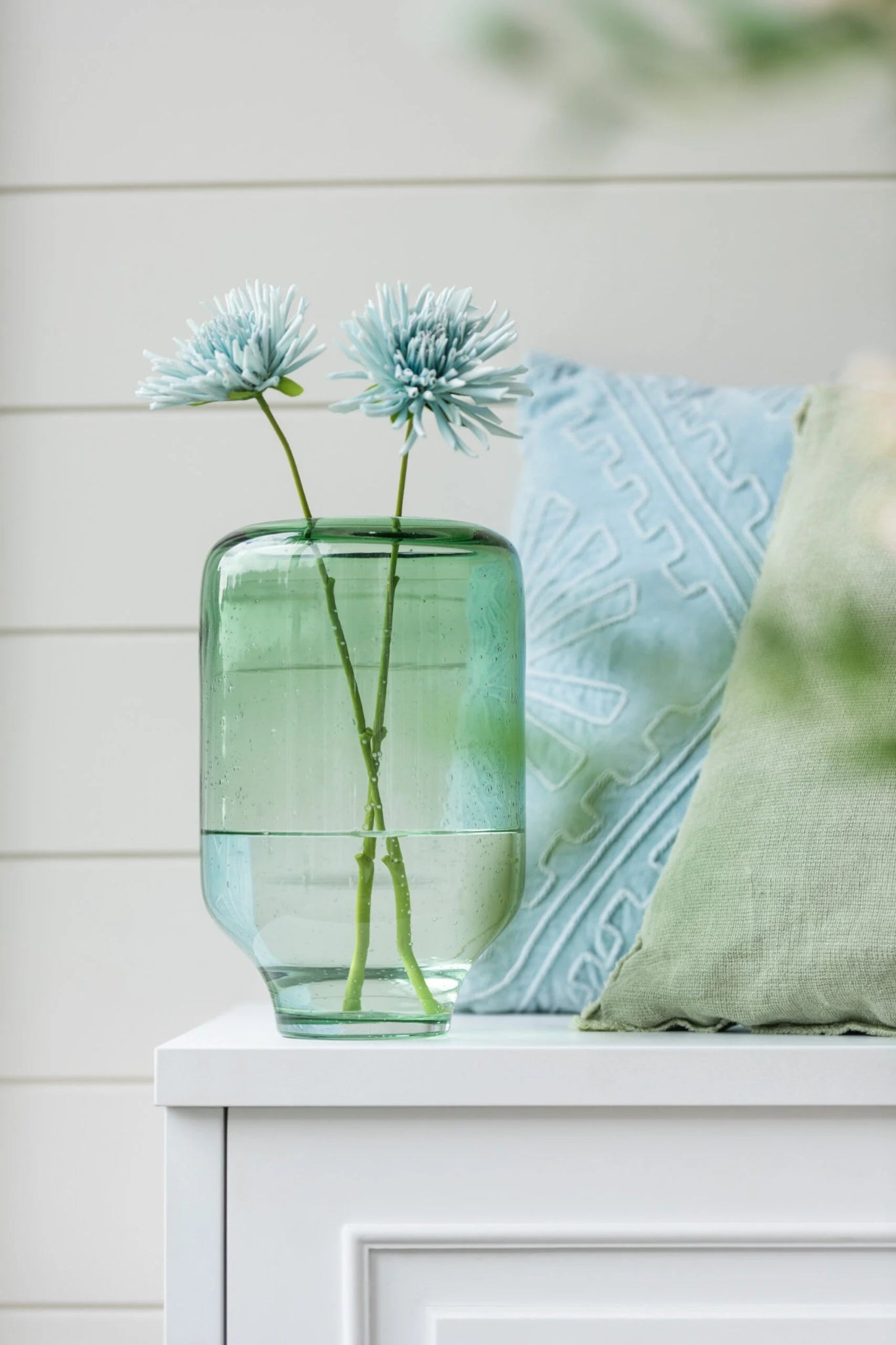 Maljakko Nora kukilla – vihreä lasimaljakko käytössä pöydällä