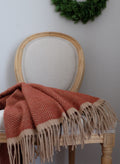 MoST Blankets Denver terra -torkkupeitto levitettynä tuolilla – punainen siksak-kuviointi, 100 % Uuden-Seelannin villa