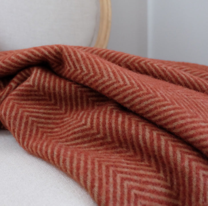 Denver terra -viltin geometrinen siksak-kuviointi lähikuvassa – 100 % villaa, MoST Blankets