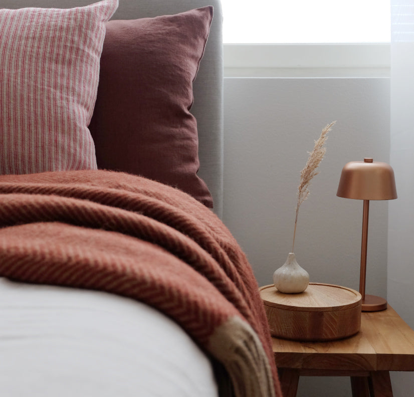 MoST Blankets Denver terra -viltti sängyllä – lämmin 100 % villainen torkkupeitto