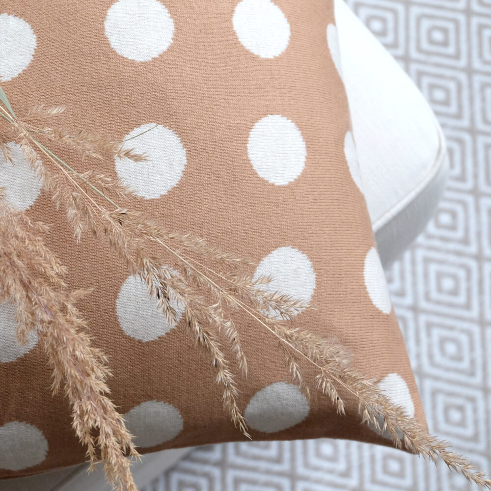 Tyynynpäällinen ruskea pallo-kuvio puuvillaa