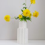 Valkoinen korkea maljakko