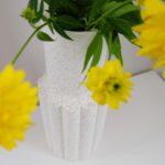 Valkoinen korkea maljakko