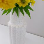 Valkoinen korkea maljakko