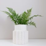 Valkoinen matala maljakko